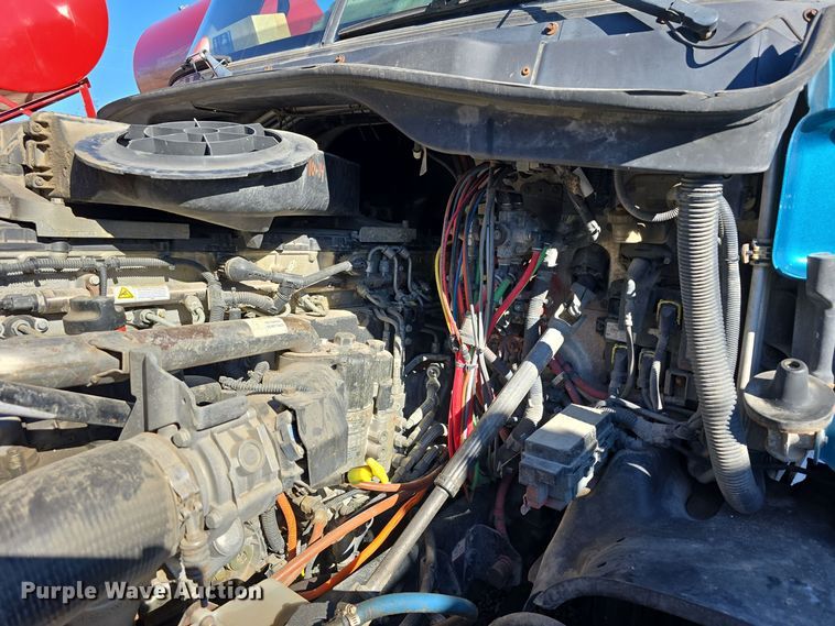 image for item DW3914 2012 Freightliner Cascadia semi truck