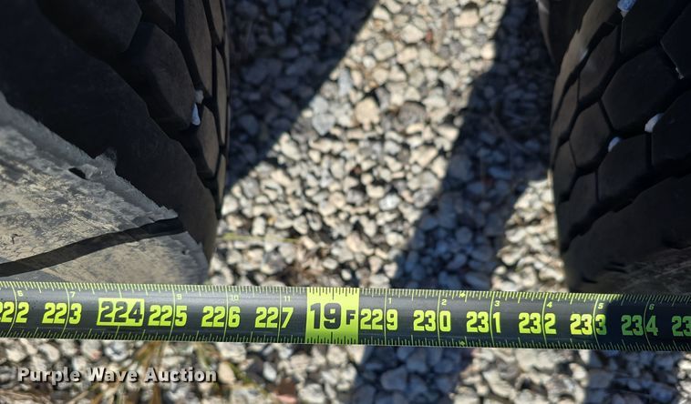 image for item DW3914 2012 Freightliner Cascadia semi truck