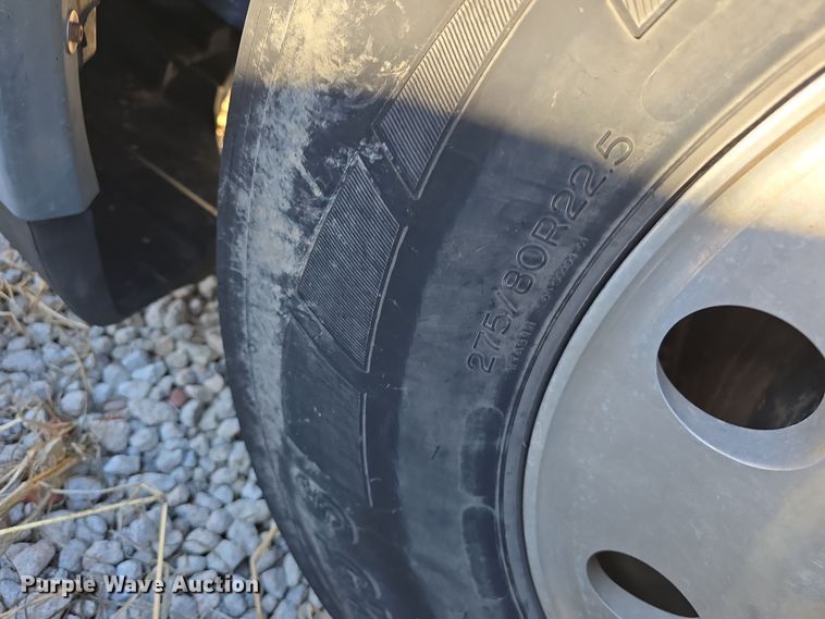 image for item DW3914 2012 Freightliner Cascadia semi truck