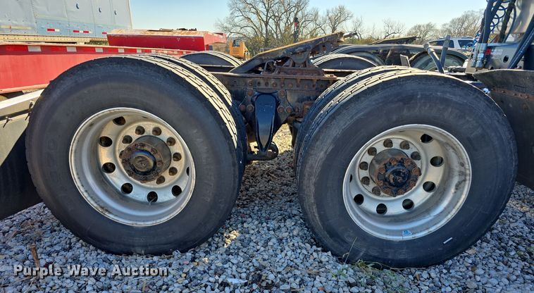 image for item DW3914 2012 Freightliner Cascadia semi truck