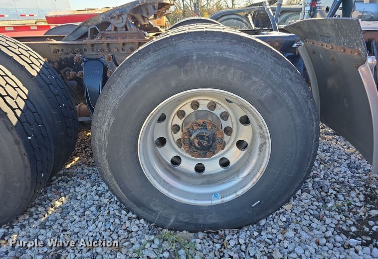 image for item DW3914 2012 Freightliner Cascadia semi truck