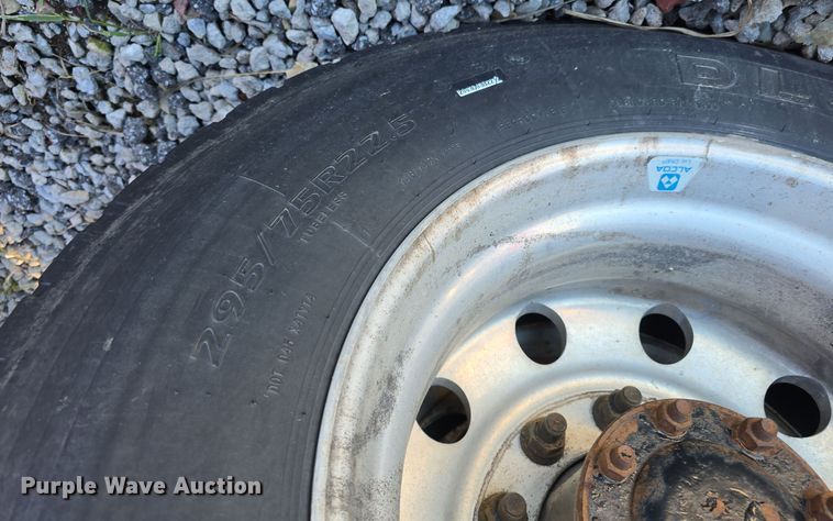 image for item DW3914 2012 Freightliner Cascadia semi truck