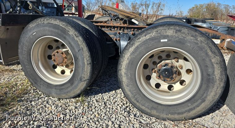 image for item DW3914 2012 Freightliner Cascadia semi truck