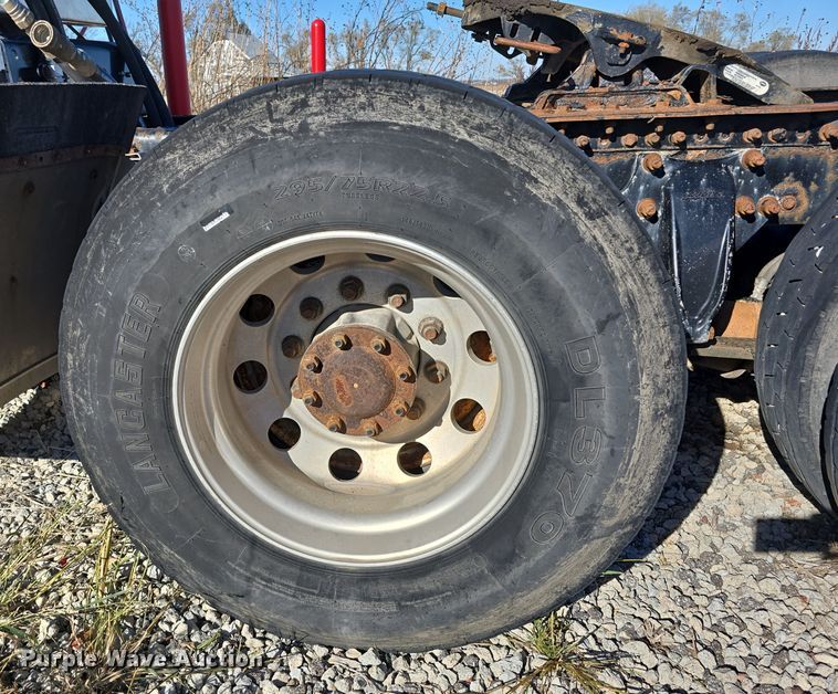 image for item DW3914 2012 Freightliner Cascadia semi truck