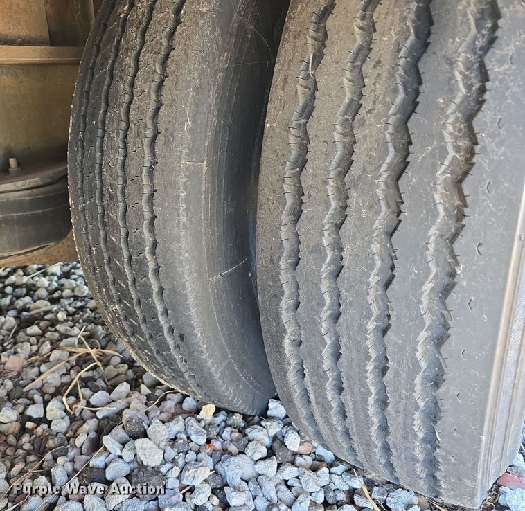 image for item DW3916 1999 Landoll 660 drop deck equipment trailer