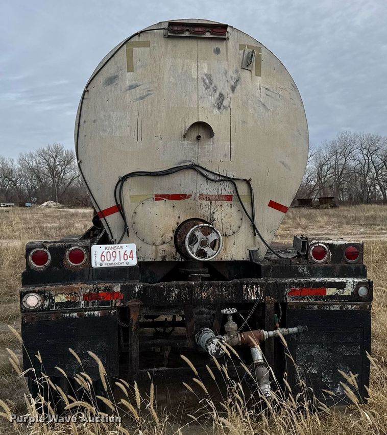 image for item DX3866 1963 Fruehauf tank trailer