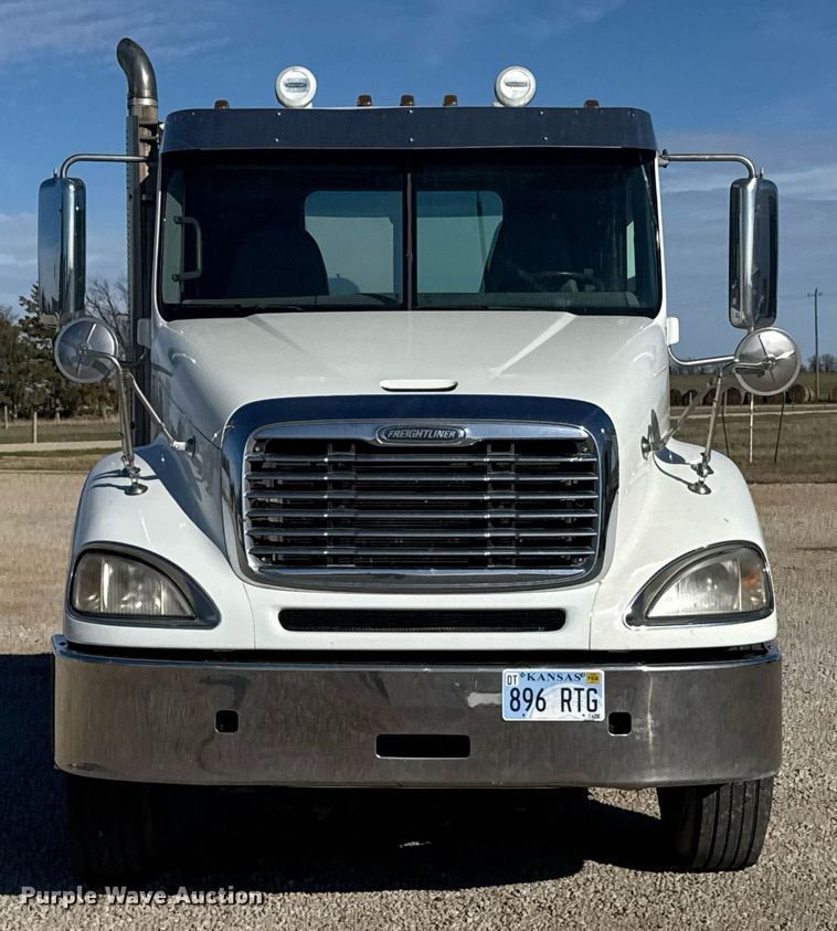 image for item DX3868 2009 Freightliner Columbia semi truck