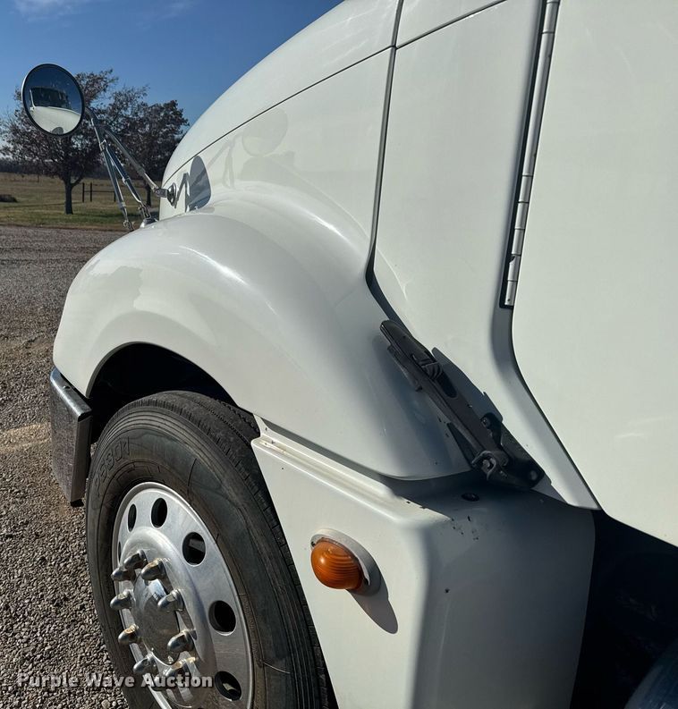 image for item DX3868 2009 Freightliner Columbia semi truck