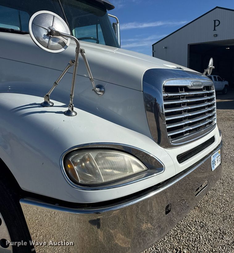 image for item DX3868 2009 Freightliner Columbia semi truck