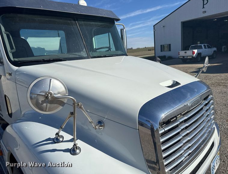 image for item DX3868 2009 Freightliner Columbia semi truck