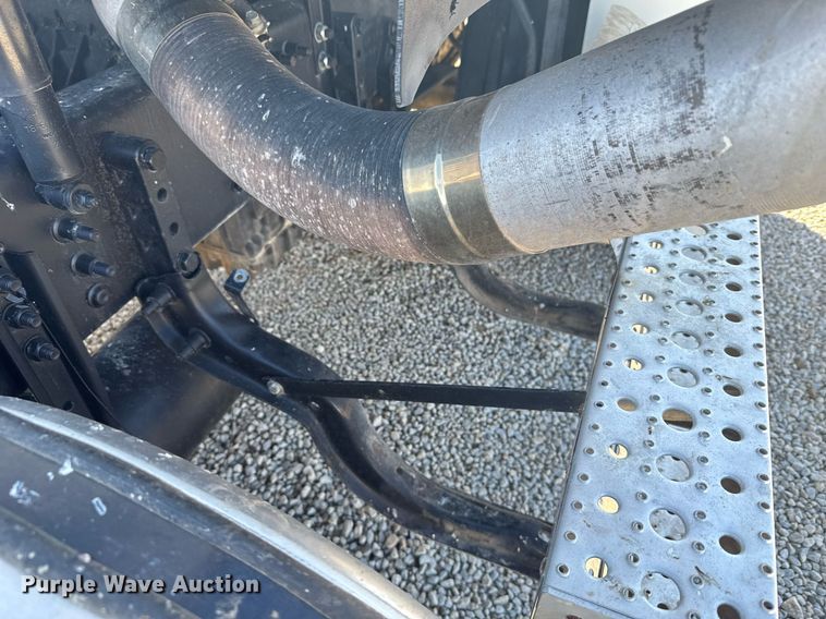 image for item DX3868 2009 Freightliner Columbia semi truck