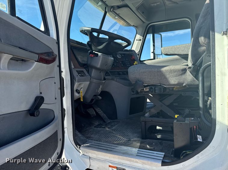 image for item DX3868 2009 Freightliner Columbia semi truck