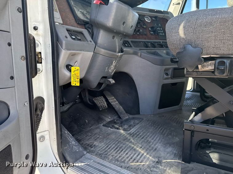 image for item DX3868 2009 Freightliner Columbia semi truck