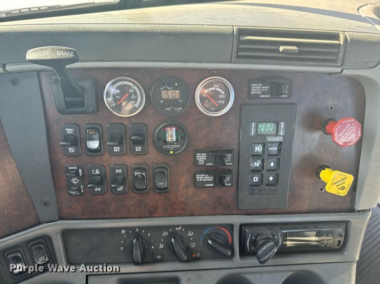 image for item DX3868 2009 Freightliner Columbia semi truck