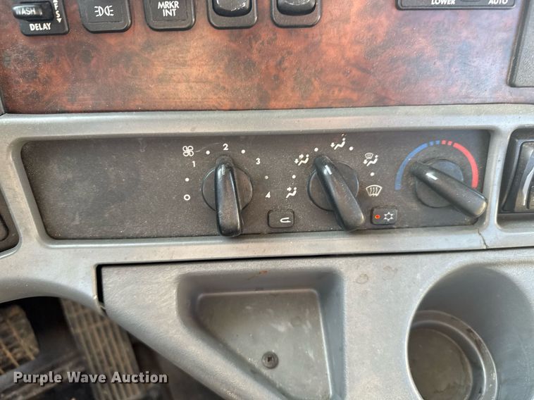 image for item DX3868 2009 Freightliner Columbia semi truck