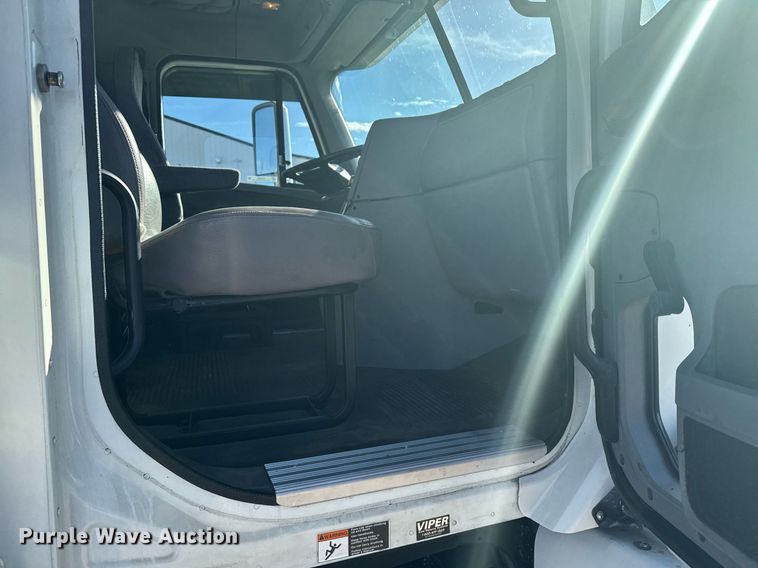 image for item DX3868 2009 Freightliner Columbia semi truck