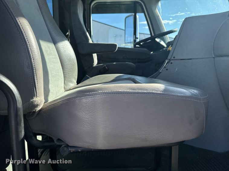 image for item DX3868 2009 Freightliner Columbia semi truck