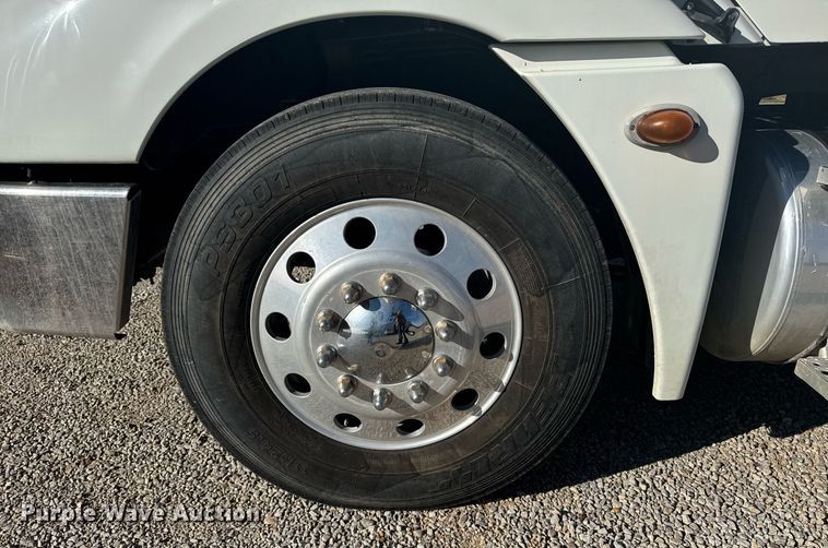 image for item DX3868 2009 Freightliner Columbia semi truck