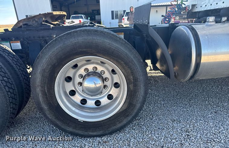 image for item DX3868 2009 Freightliner Columbia semi truck