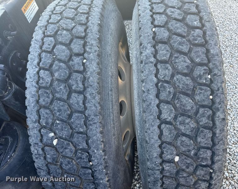 image for item DX3868 2009 Freightliner Columbia semi truck