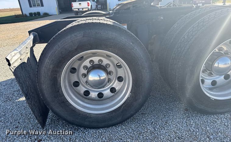 image for item DX3868 2009 Freightliner Columbia semi truck