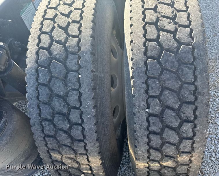 image for item DX3868 2009 Freightliner Columbia semi truck