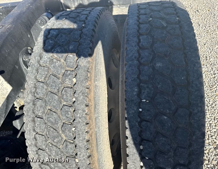 image for item DX3868 2009 Freightliner Columbia semi truck