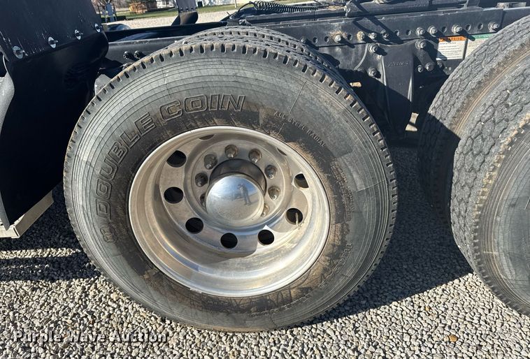 image for item DX3868 2009 Freightliner Columbia semi truck