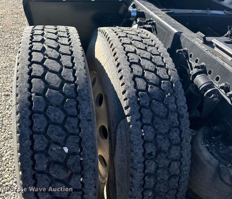 image for item DX3868 2009 Freightliner Columbia semi truck