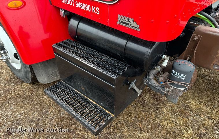 image for item DX3873 2009 Peterbilt 335 truck cab and chassis