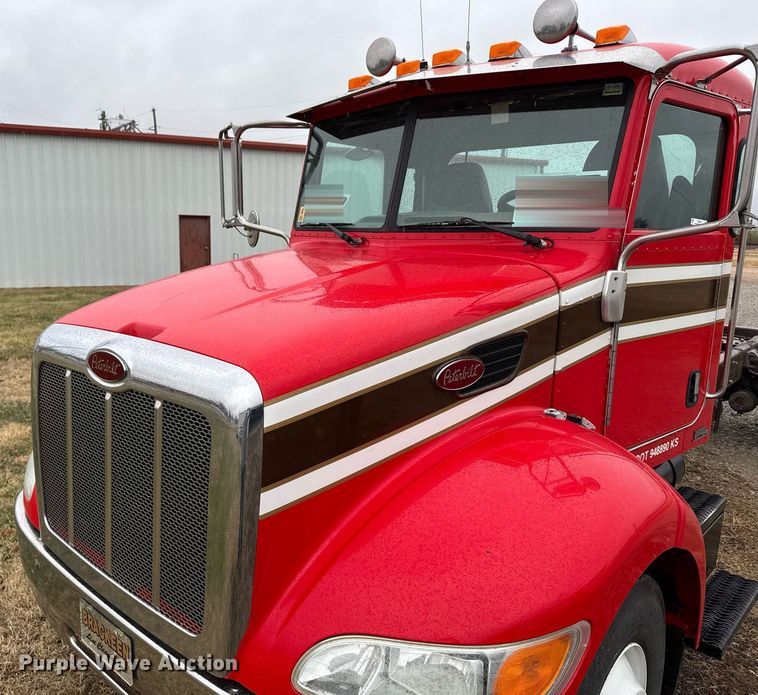 image for item DX3873 2009 Peterbilt 335 truck cab and chassis