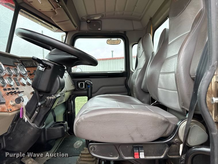 image for item DX3873 2009 Peterbilt 335 truck cab and chassis