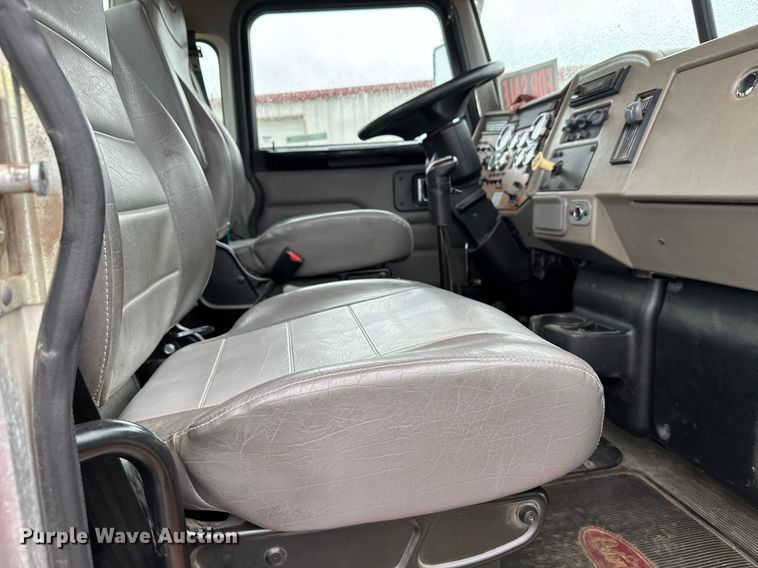 image for item DX3873 2009 Peterbilt 335 truck cab and chassis