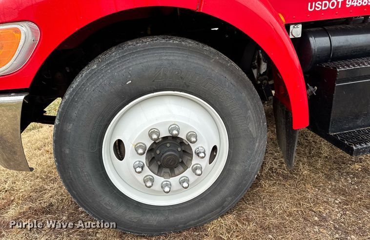 image for item DX3873 2009 Peterbilt 335 truck cab and chassis