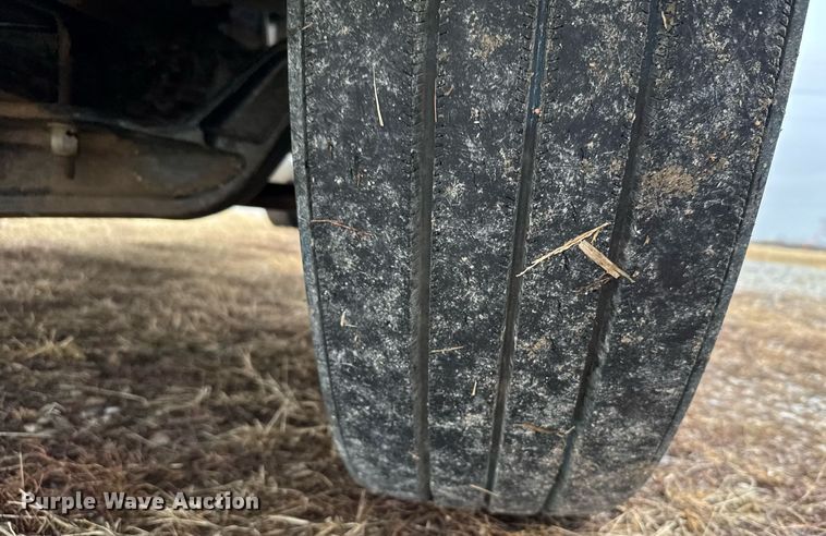 image for item DX3873 2009 Peterbilt 335 truck cab and chassis