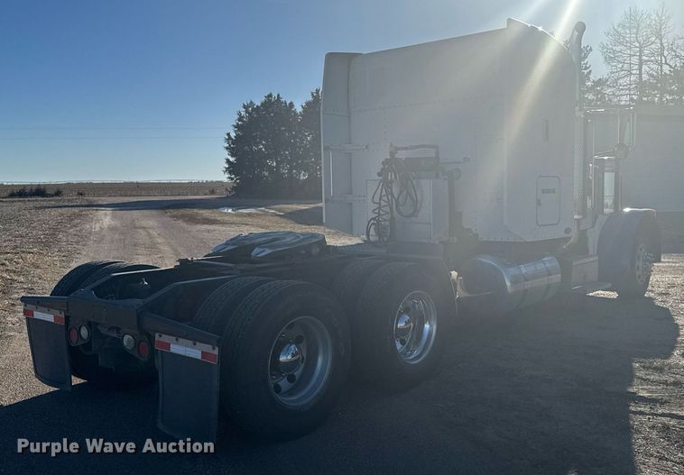 image for item DX3895 2005 Peterbilt 379 semi truck