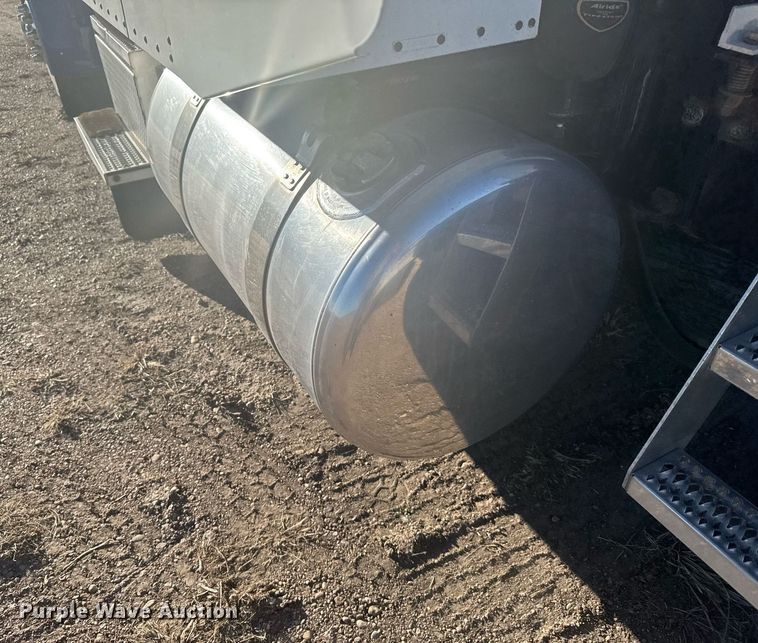 image for item DX3895 2005 Peterbilt 379 semi truck