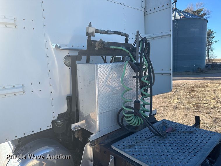 image for item DX3895 2005 Peterbilt 379 semi truck