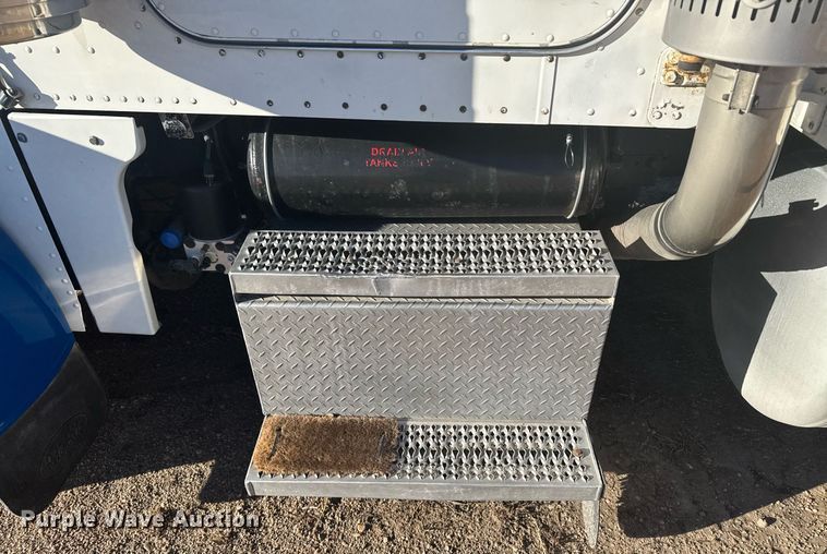 image for item DX3895 2005 Peterbilt 379 semi truck