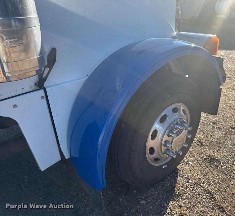 image for item DX3895 2005 Peterbilt 379 semi truck