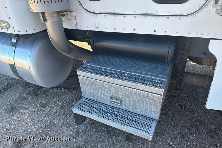 image for item DX3895 2005 Peterbilt 379 semi truck