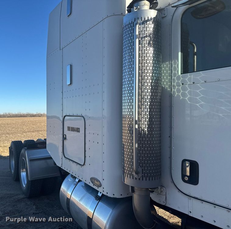image for item DX3895 2005 Peterbilt 379 semi truck
