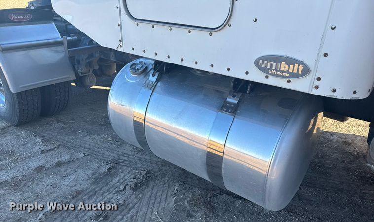 image for item DX3895 2005 Peterbilt 379 semi truck