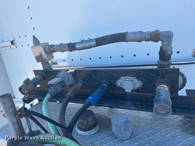 image for item DX3895 2005 Peterbilt 379 semi truck