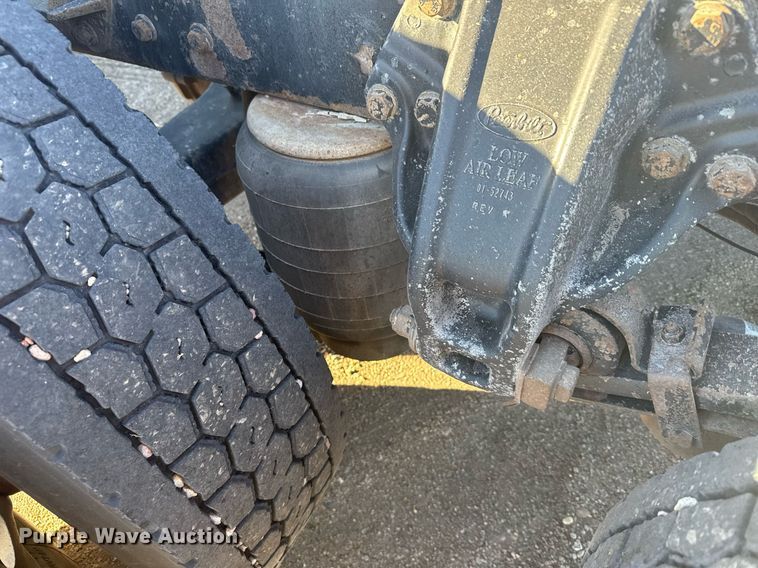 image for item DX3895 2005 Peterbilt 379 semi truck