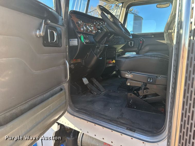 image for item DX3895 2005 Peterbilt 379 semi truck