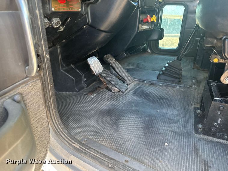 image for item DX3895 2005 Peterbilt 379 semi truck