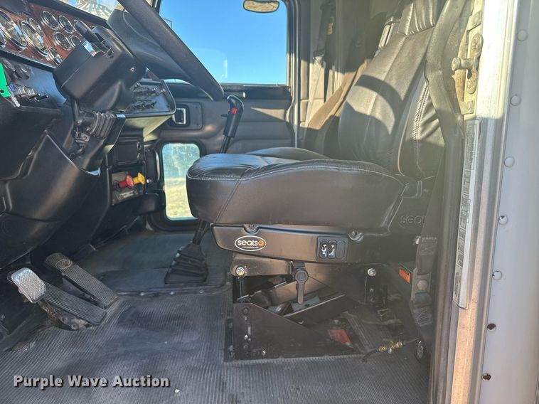 image for item DX3895 2005 Peterbilt 379 semi truck