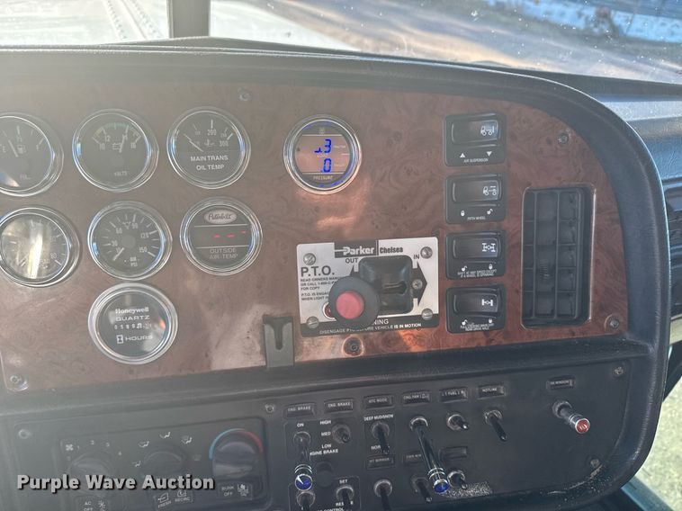 image for item DX3895 2005 Peterbilt 379 semi truck