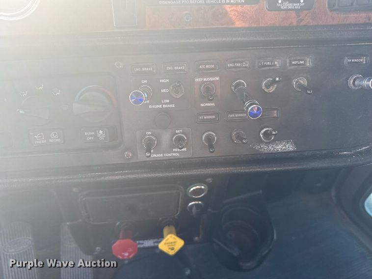 image for item DX3895 2005 Peterbilt 379 semi truck